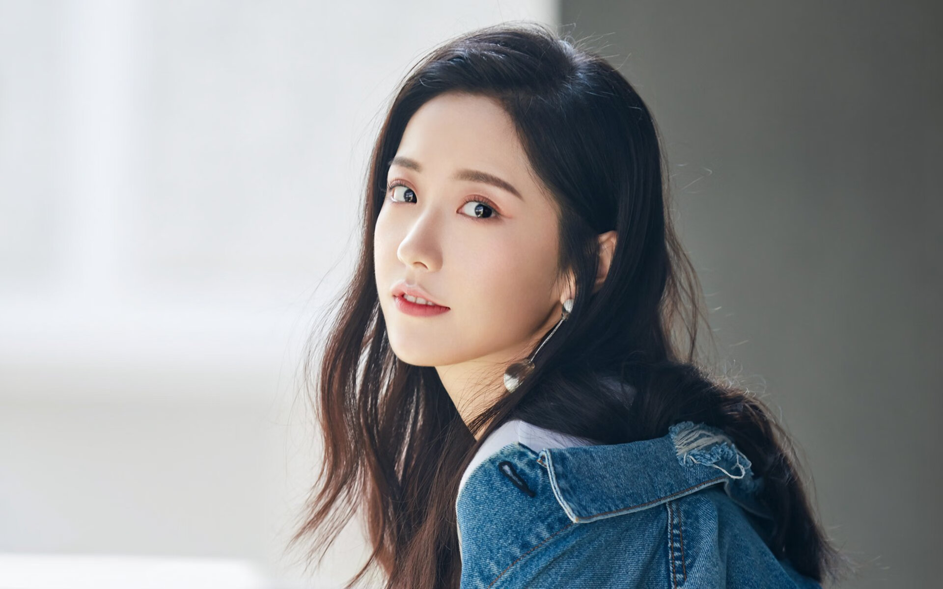 “高新体育中心篮球赛：全场沸腾，精彩绝伦”