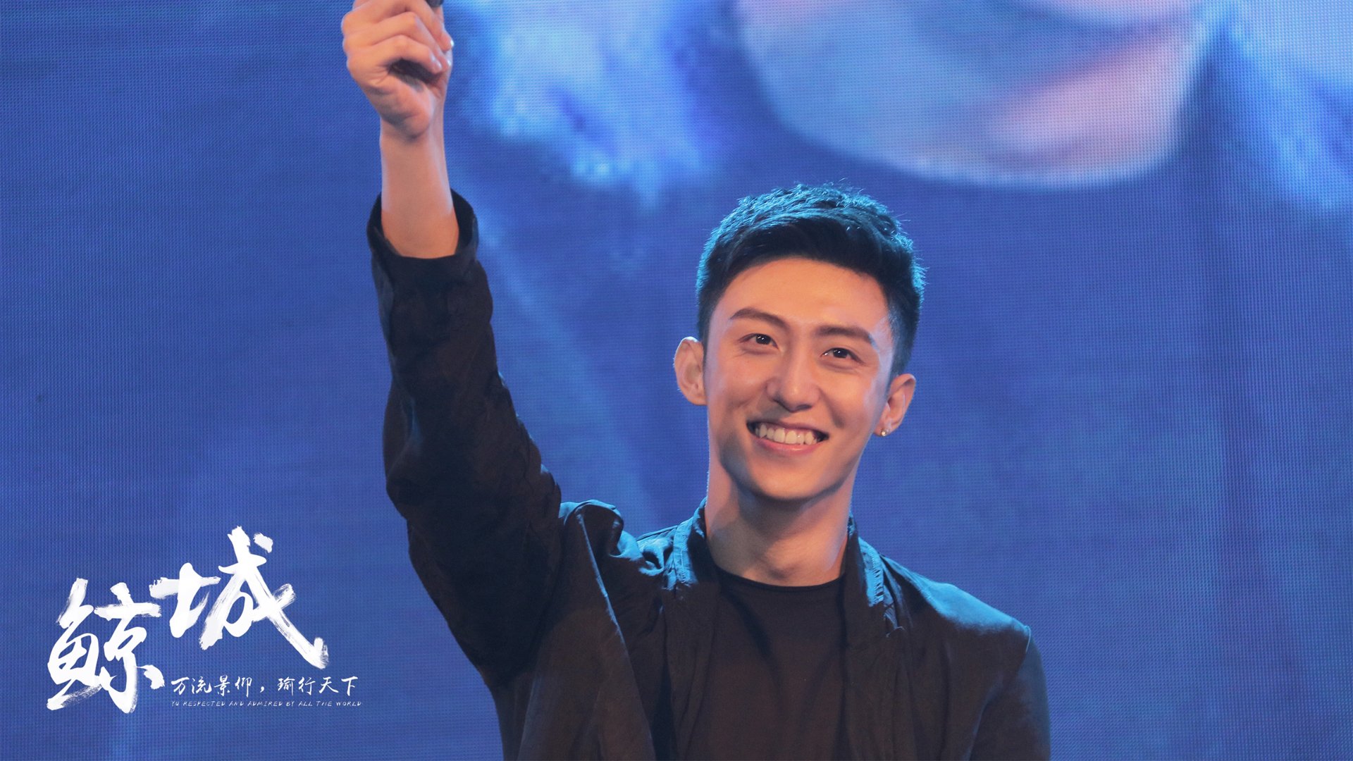 里昂边路推进撕破防线形成空档,里昂队套